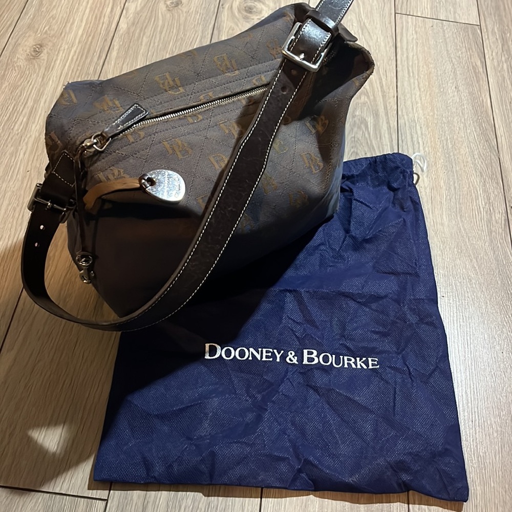 Dooney&bourke Logo Shoulder Bag